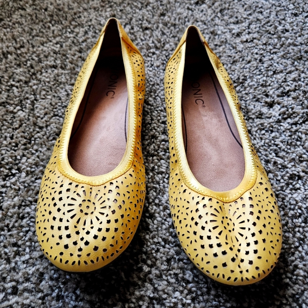 Vionic Robyn Women’s Comfort Flat in Buttercup Size 7.5